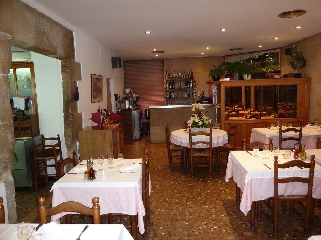 Restaurant Fonda Giralt Hotel Amer Exterior photo