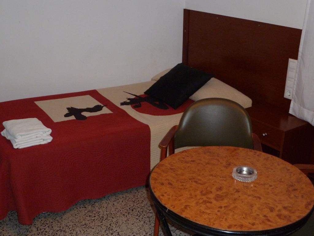 Restaurant Fonda Giralt Hotel Amer Room photo
