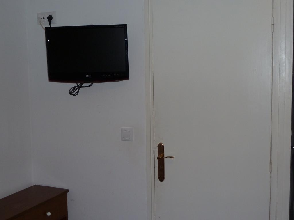 Restaurant Fonda Giralt Hotel Amer Room photo