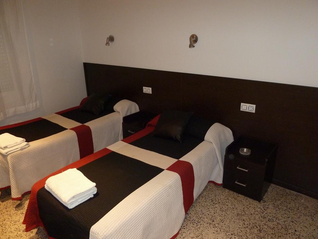 Restaurant Fonda Giralt Hotel Amer Room photo