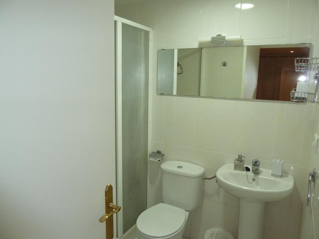 Restaurant Fonda Giralt Hotel Amer Room photo
