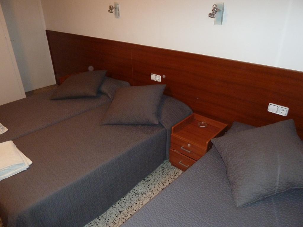 Restaurant Fonda Giralt Hotel Amer Room photo