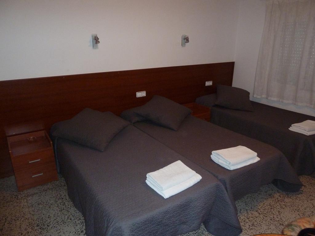 Restaurant Fonda Giralt Hotel Amer Room photo